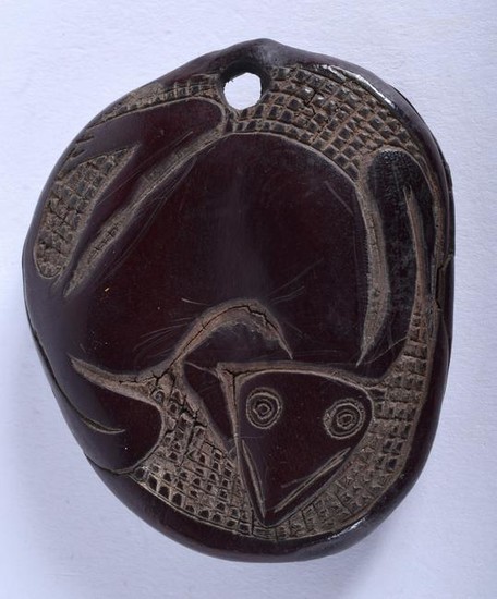 A RARE 19TH CENTURY TRIBAL CARVED NUT MAORI AFRICAN NUT