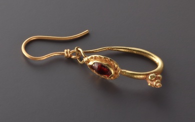 A ROMAN GOLD EARRING WITH GARNET AND GRANULATION