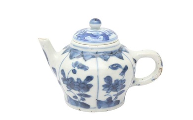 A SMALL CHINESE BLUE AND WHITE TEAPOT AND COVER 清康熙 青花花卉紋茶壺