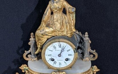 A Womelsdorf Clermont mantel clock, onyx base with