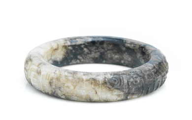 A carved jade bangle 18/19th Century