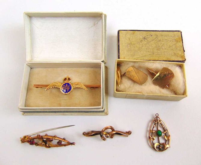 A collection of 9ct gold and yellow metal items to...