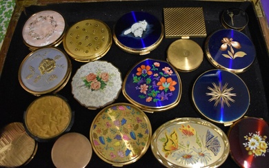 A collection of vintage compacts, including Stratton, some novelty designs, such as cats