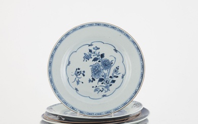 A group of four Chinese blue and white export porcelain plates, Qing dynasty Qianlong (1736-95) and two dishes, 20th cen