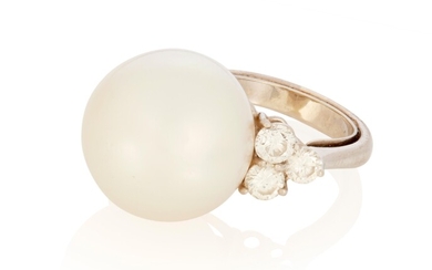 A large South Sea cultured pearl ring