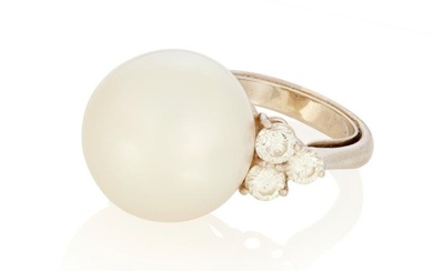 A large South Sea cultured pearl ring