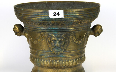 A large early continental bronze mortar, H. 21cm, D. 25cm.