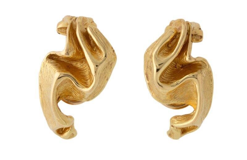 A pair of ear clips, textured design, length 2.5cm, clip fittings