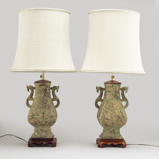 A pair of table lamps of chinese archaic style, late 20th or 21th century.