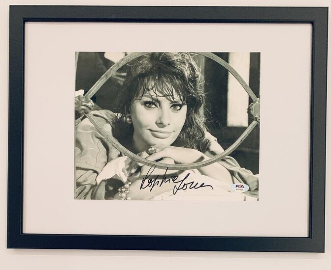 SOLD. A signed b/w still photograph of the Italian actress Sofia Loren. Photo size 20 x 25 cm. Framed. – Bruun Rasmussen Auctioneers of Fine Art