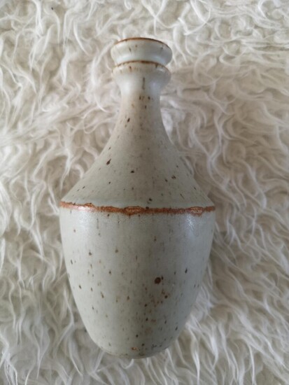 SOLD. A stoneware vase decorated with light glaze with brown elements. Manufactured by Bing & Grøndahl, no. 22. H. 21 cm. – Bruun Rasmussen Auctioneers of Fine Art