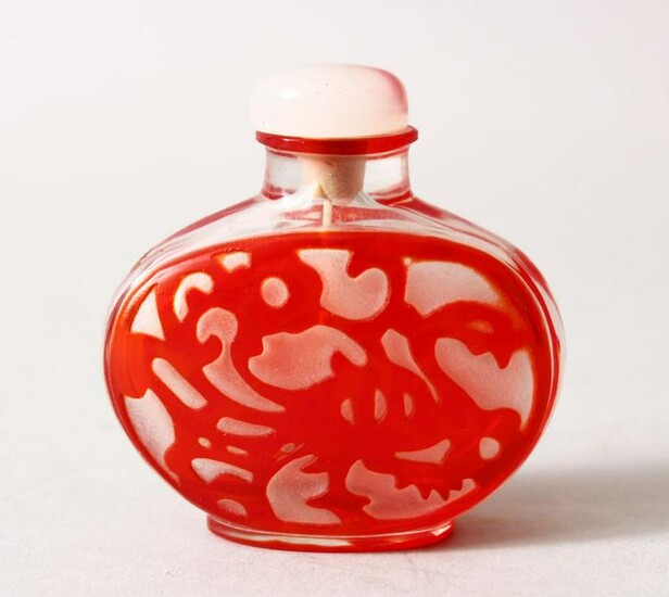 A19TH / 20TH CENTURY CHINESE RED OVERLAY GLASS SNUFF
