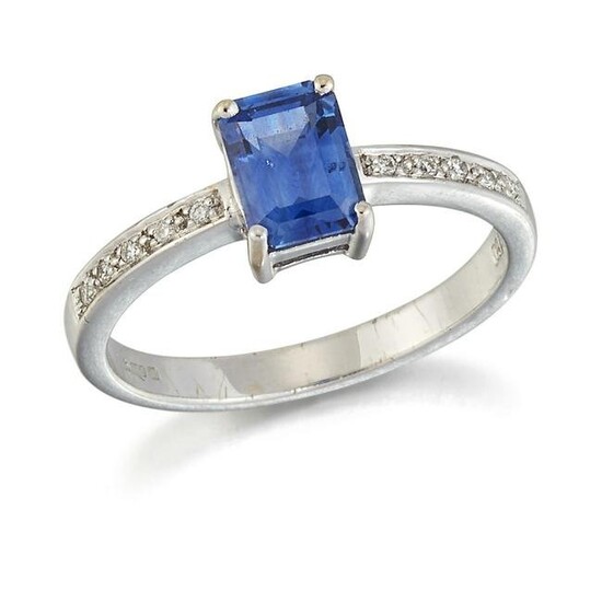 AN 18 CARAT WHITE GOLD SAPPHIRE AND DIAMOND RING, an