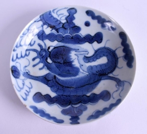 AN 18TH CENTURY JAPANESE EDO PERIOD BLUE AND WHITE DISH