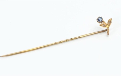 AN ANTIQUE GEMSET TIE PIN IN 9CT GOLD FEATURING A FLOWER, LENGTH 55MM (THE PIN IS GOLD PLATED)