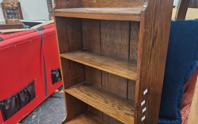 AN ARTS AND CRAFTS OAK OPEN BOOK CASE WITH A CUPBOARD BELOW THE LOWER OF FOUR SHELVES. W 56 x D 24 x