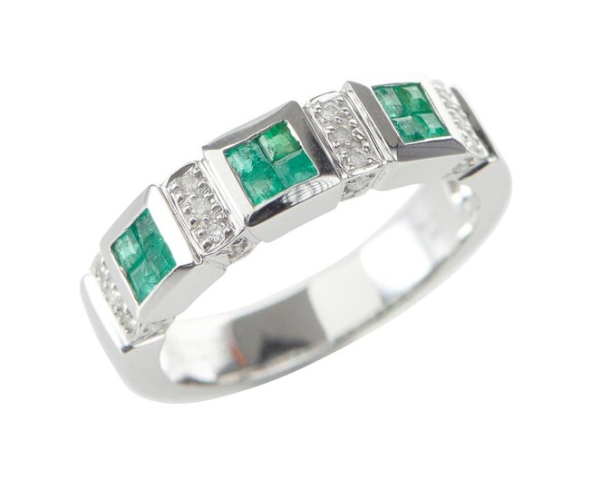 AN EMERALD AND DIAMOND RING IN 18CT WHITE GOLD, COMPRISING CARRÉ CUT EMERALDS SPACED WITH ROUND BRILLIANT CUT DIAMONDS, SIZE M-N, 5...