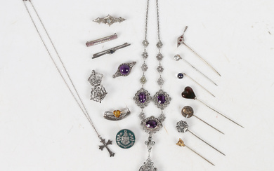 ASSORTMENT OF SILVER VINTAGE JEWELLERY.