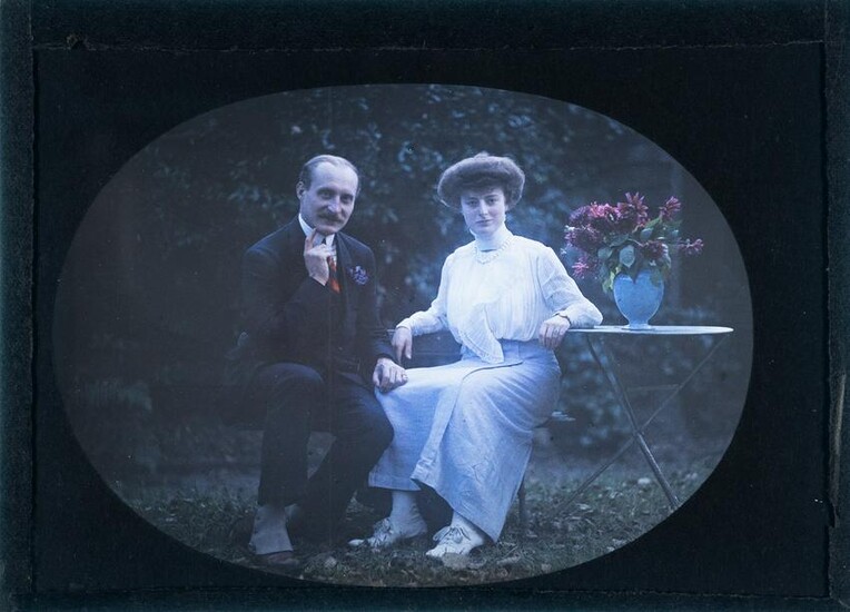 AUTOCHROME Lumiere Brothers Couple flowers 1910