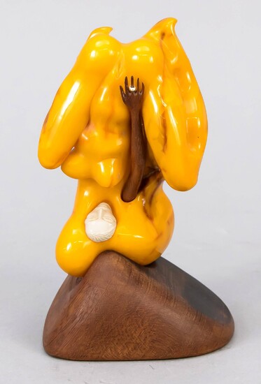 Anonymous sculptor around 1970, female nude in a grotesque pose, butterscotch amber with a face made of leg and an arm made of teak, on orig. Wooden base, unsigned, Ges.-H. 14 cm