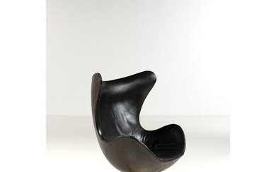 Arne Jacobsen (1902-1971) Model 3317, 'Egg Chair' Armchair Leather and aluminum Edited by Fritz
