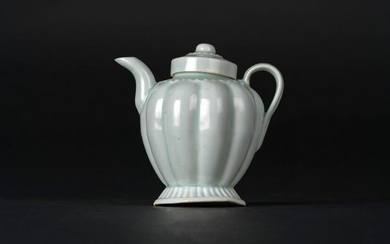 Arte Cinese A small proto porcelain Qingbai teapot and