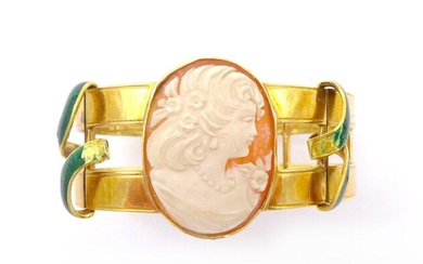 BRACELET in 18K yellow gold holding a cameo with a woman in profile and green enamels. Ratchet clasp with notches. French work. Wrist circumference: 16 cm. Gross weight : 35.20 gr. A yellow gold, enamel and cameo brooch.