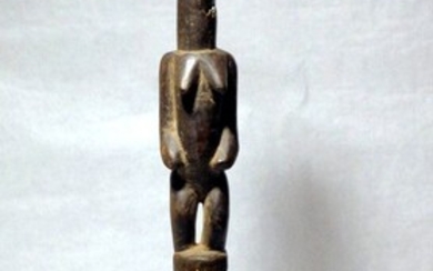 Baton Lobi (Burkina faso) Rare baton torsadé surmonté d'un personnage aux bras le long du...