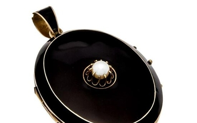 Black enamel pendant around 18