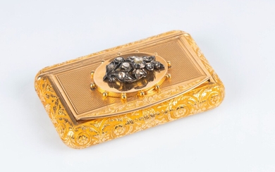 Boîte rectangulaire en or gravé de fleurs et guilloché, le couvercle appliqué d'une fleur en...