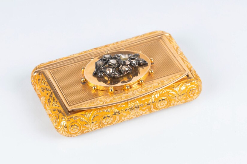 Boîte rectangulaire en or gravé de fleurs et guilloché, le couvercle appliqué d'une fleur en...