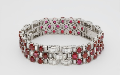 Bracelet Art déco avec rubis et diamants en platine. Bracelet souple avec motifs en arc...