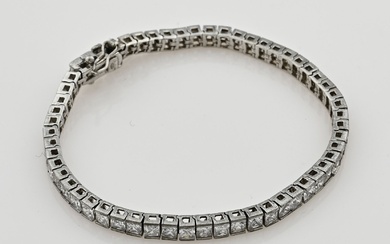 Bracelet de tennis en argent, 925/000, avec zirconias. Bracelet avec des zirconias taillés en carré...