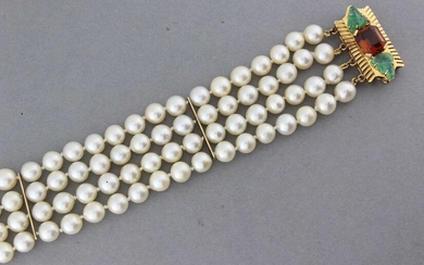 Bracelet quatre rangs de perles, le fermoir en or est enrichi d’une citrine et d’émeraudes...