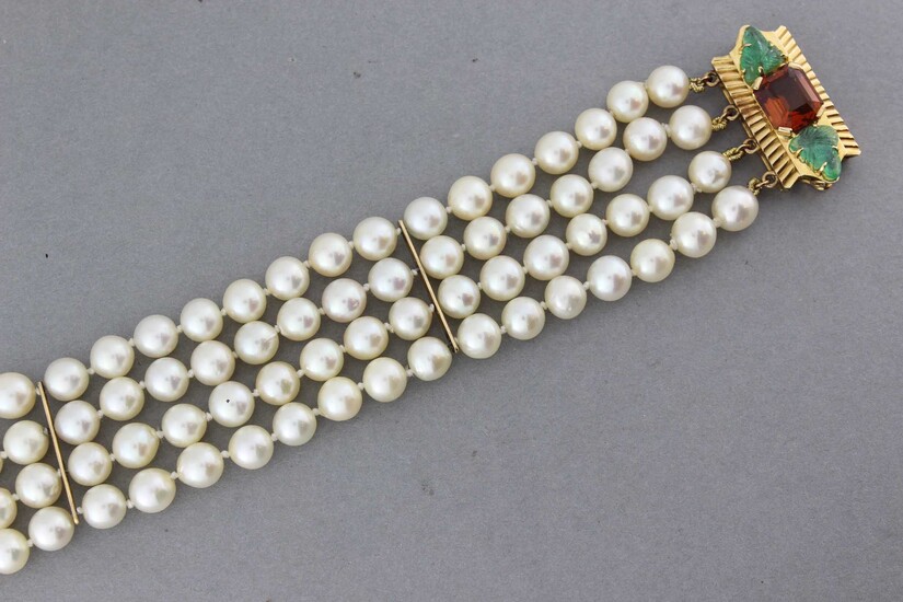 Bracelet quatre rangs de perles, le fermoir en or est enrichi d’une citrine et d’émeraudes...