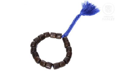 Bracelet with 18 wooden beads.