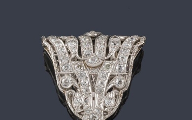 Broche de clip 'Art Decó' con diamantes talla antigua con motivos calados en montura de platino. Años '30.