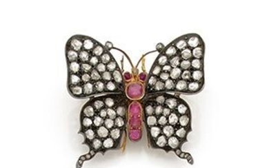 Broche en argent doublé or 18K (750) stylisant un papillon, les ailes pavées de roses...
