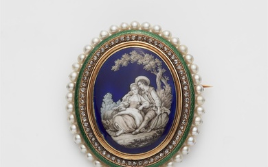Broche en émail Napoléon III Or rose 18 ct. Forme ovale convexe et profilée. Décor...