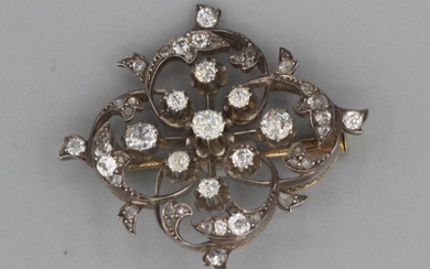 Broche en or et argent à motifs d’entrelacs sertie de diamants. P. 12,5g