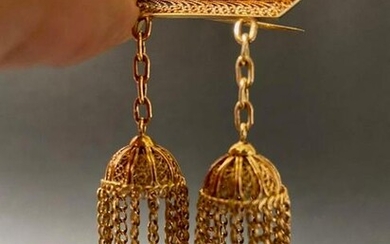 Broche en or jaune avec pendeloques et or filigrané