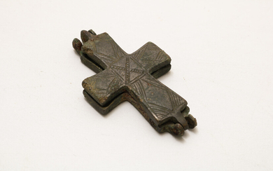 Bronzen Byzantijns reliekschrijnkruisje, zgn. Encolpionkruis voor reliek bewaring, vermoedelijk 8e...