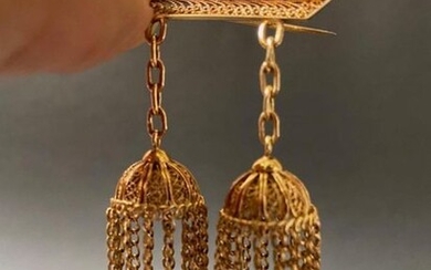 Brooch in yellow gold with pendants and filigree...