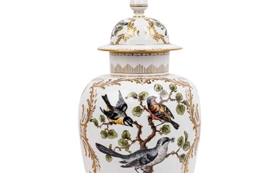 CARL THIEME, Potschappel, grand vase à couvercle, avant 1888. Porcelaine blanche richement rehaussée d'or et...