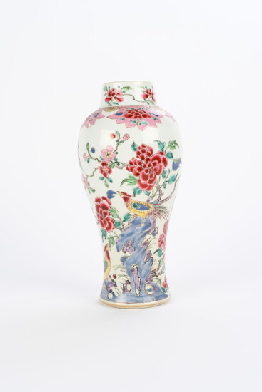 CHINE, Cie des Indes, XVIIIème siècle - VASE balustre en porcelaine à décor de la...