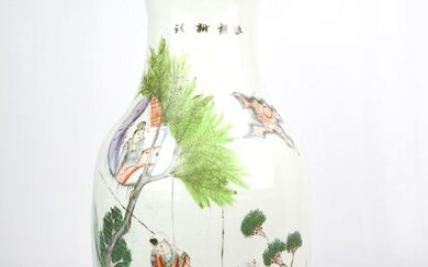 CHINE. Grand vase de forme balustre en porcelaine à décor de personnages. Haut: 43,5 cm....