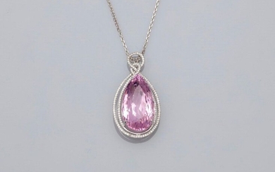 Chain and pendant in white gold, 750 MM, centered on a beautiful pear cut kunzite weighing 31.17 carats in a double ribbon of brilliants, chain length 45 cm, spring ring clasp, 33 x 21 mm, weight: 11.2gr. gross.