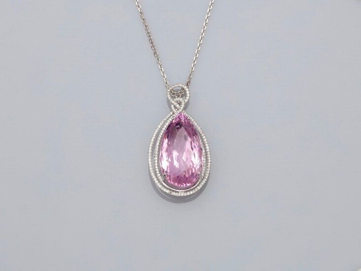Chain and pendant in white gold, 750 MM, centered on a beautiful pear cut kunzite weighing 31.17 carats in a double ribbon of brilliants, chain length 45 cm, spring ring clasp, 33 x 21 mm, weight: 11.2gr. gross.