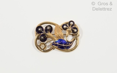 Charming brooch in finely chased yellow gold and partially blue...