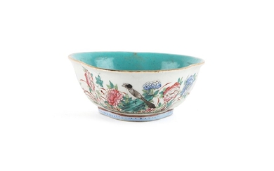 Chine 19e siècle Bol lobé en porcelaine à décor de la famille rose de pivoines,...
